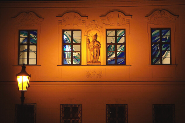 Vitraje v oknech chórové kaple augustiniánského kláštera s bazilikou Nanebevzetí Panny Marie na Starém Brně