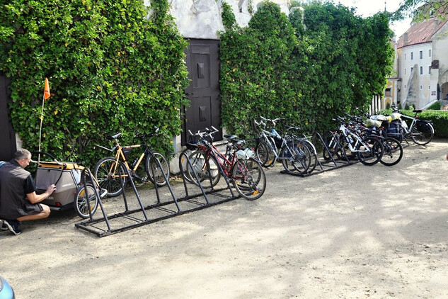 Fahrradständer vor der Eingangsbrücke