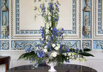 © Flower arrangement in the Blue Salon