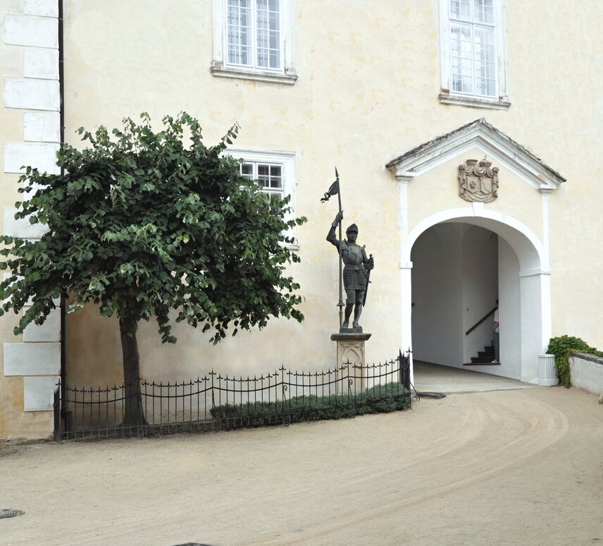 Lípa stříbrná na prvním nádvoří Lípa stříbrná na prvním nádvoří