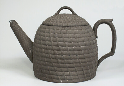 Teapot in the shape of a beehive