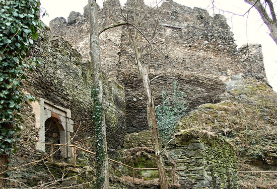 Nový Hrádek -pohled z příkopu na štítovou zeď staršího hradu