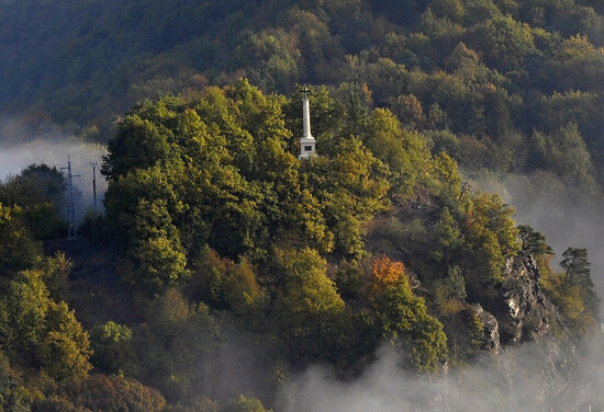 Mniszkův kříž nad Vranovem v podzimní mlze